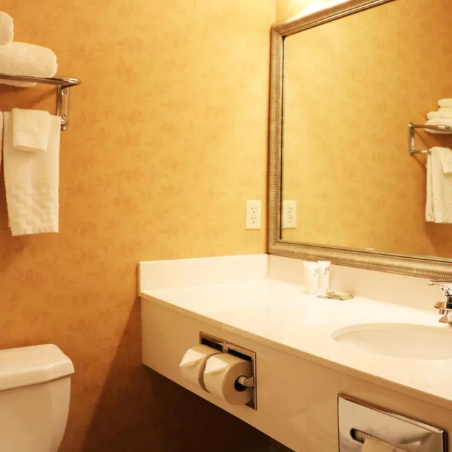 غرفة بسرير كينج بحوض جاكوزي، Country Inn & Suites by Radisson Lincoln North Hotel and Conference Center NE 2/4