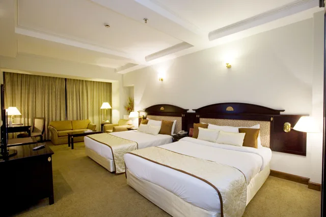 غرفة بريميوم بسرير كينج وسريرين منفصلين، Hotel Sarina 1/2