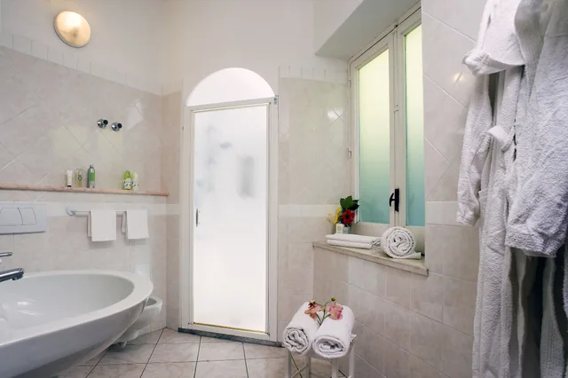 غرفة كومفورت بسرير كوين، Villa Angela Terme 3/3