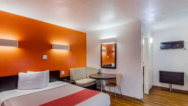غرفة بسرير كوين بمطبخ، Motel6 Ardmore, OK 1/2