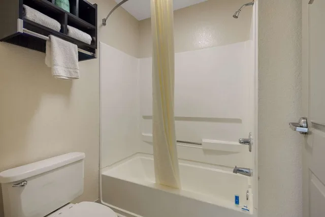 Room, 2 Double Beds, Rodeway Inn Ardmore I-65 5/5