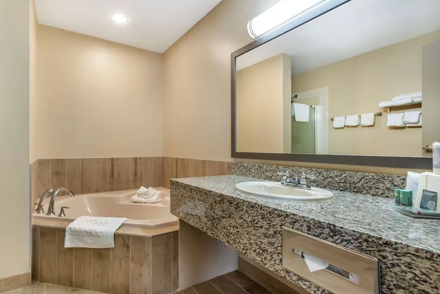 غرفة قياسية كبيرة بسرير كينج مع أريكة بحوض جاكوزي، Best Western Strathmore Inn 10/10