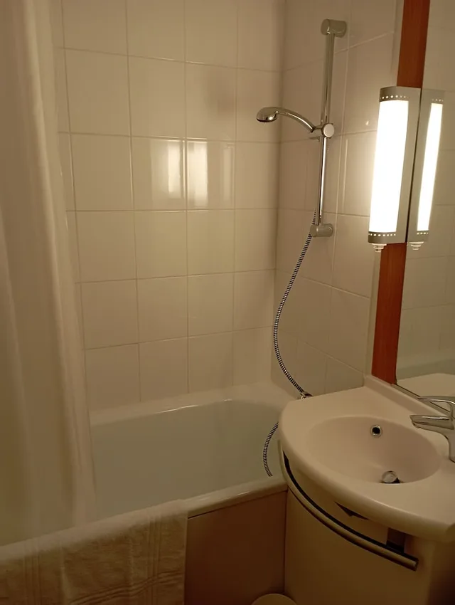 غرفة قياسية بسريرين منفصلين، Hotel Ibis Fourmies 7/8