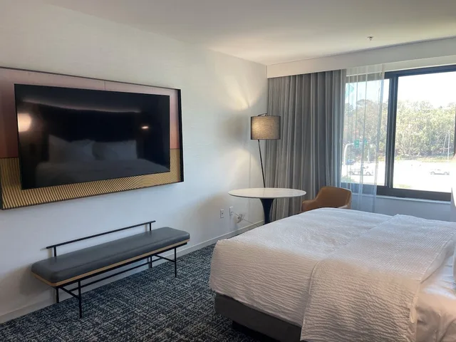 غرفة بسرير كينج لذوي الإعاقة، Tempo by Hilton San Diego Del Mar 2/6