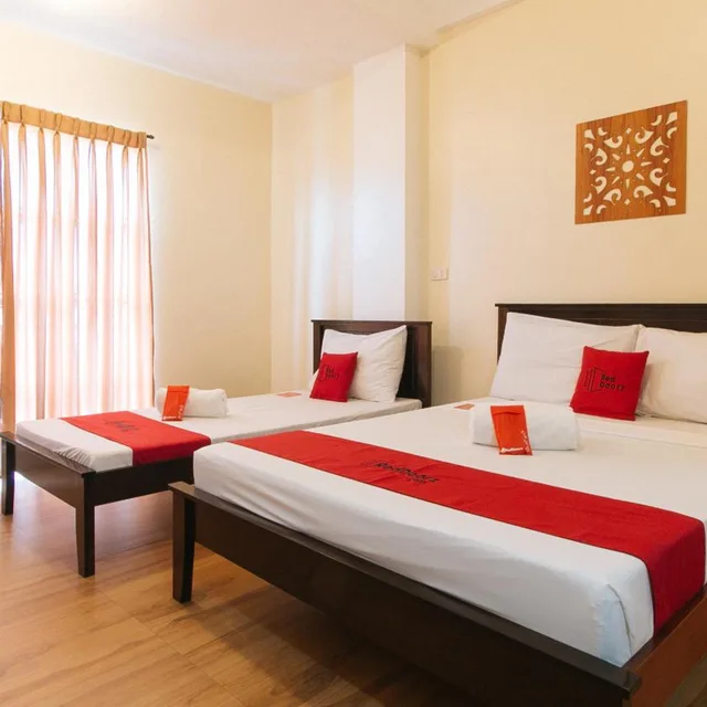 غرفة ثلاثية، RedDoorz Plus near Johnson and Johnson Paranaque 5/10