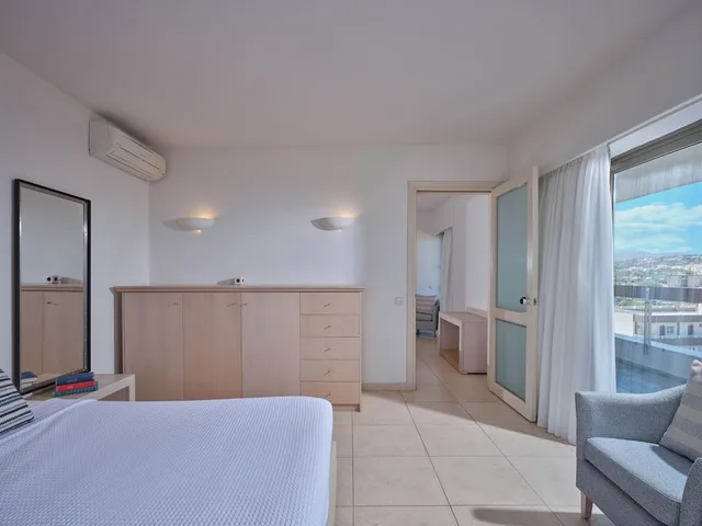 غرفة عائلية بسرير مزدوج مع أريكة، Sitia Beach City Resort and Spa 1/10