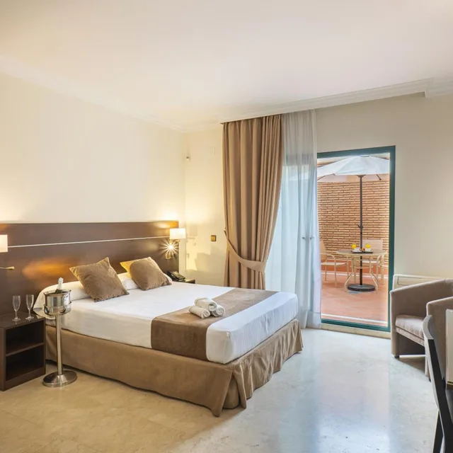 جناح جونيور بشرفة، Hotel Mainake Sl 4/9