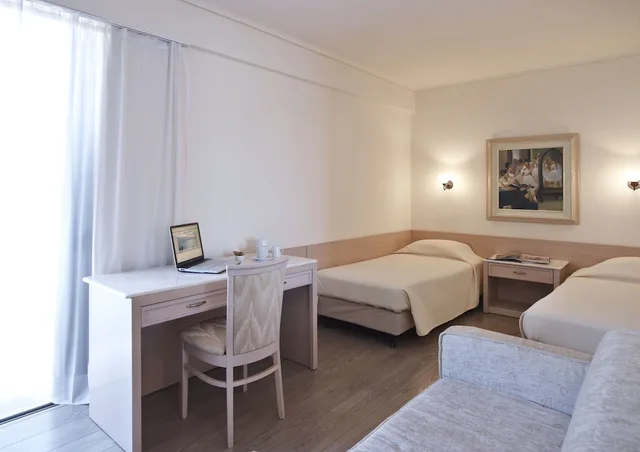 غرفة كلاسيكية بسرير كوين بإطلالة على المسبح، Amarilia Hotel 5/6