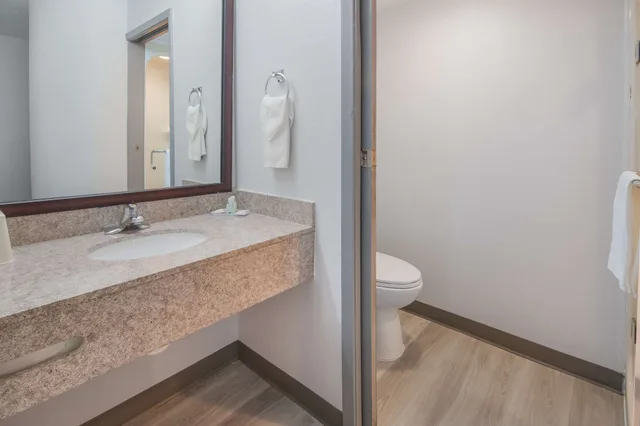 غرفة قياسية بسريرين مزدوجين، Quality Inn and Suites Richardson-Dallas 5/7