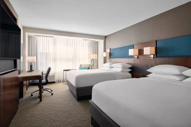 غرفة قياسية بسريرين كوين، Delta Hotels Milwaukee Northwest 1/5