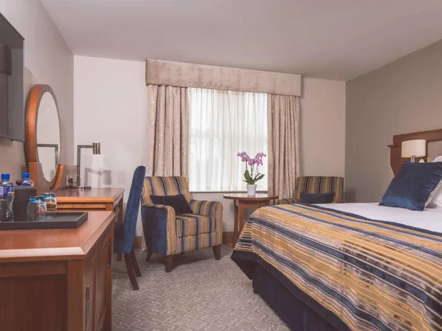 Garden, King Bed, Culloden Estate and Spa 9/10