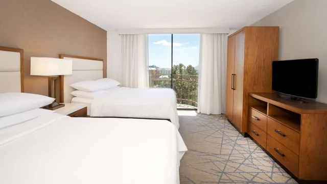 جناح بسريرين كوين، Embassy Suite Hotel Colorado Springs 5/8