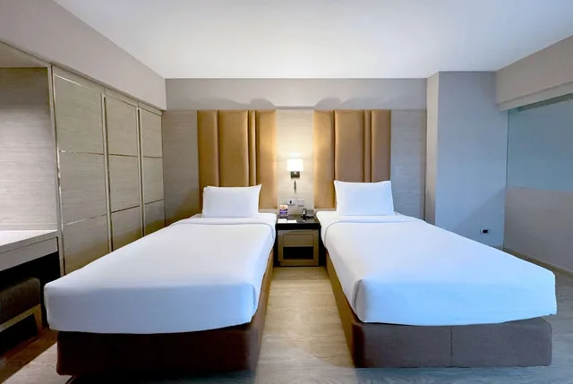 Grand, Deluxe, Twin Beds, No Window، Ramada by Wyndham Bangkok Sukhumvit 11 4/6
