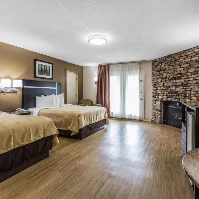 غرفة قياسية بسريرين كوين بشرفة، Quality Inn & Suites Gatlinburg North 4/10