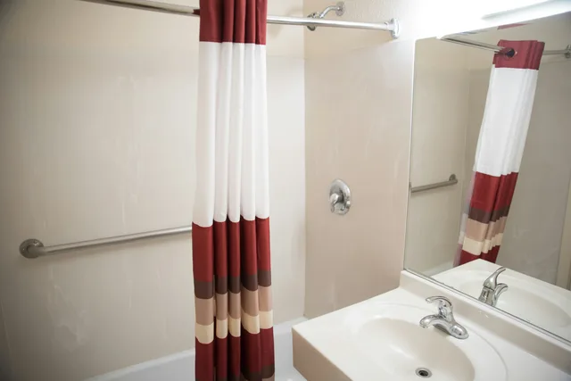 Deluxe, 3 Queen Beds, Red Roof Inn Blythe 4/5