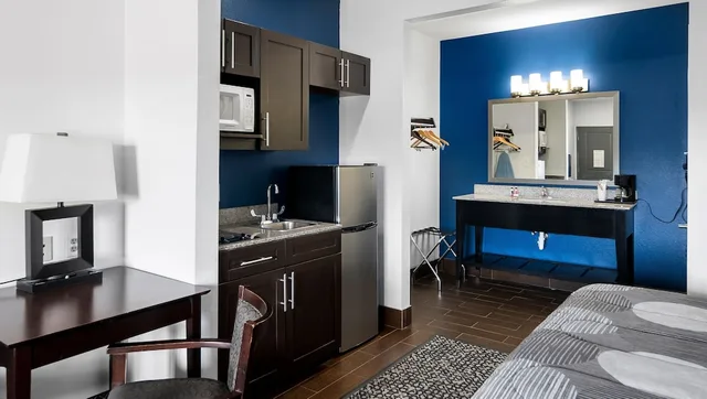 Room, King Bed, Kitchenette, Belmont Inn and Suites 8/8