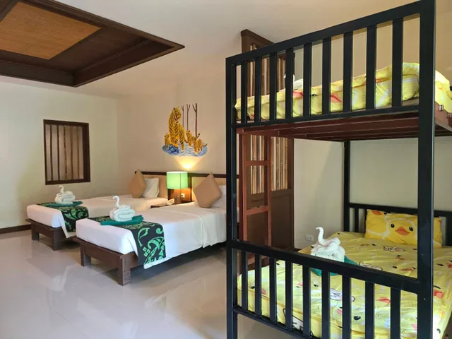 غرفة ديلوكس عائلية بسريرين منفصلين، Hotel and Beach Bungalow at Lanta Resort 1/4