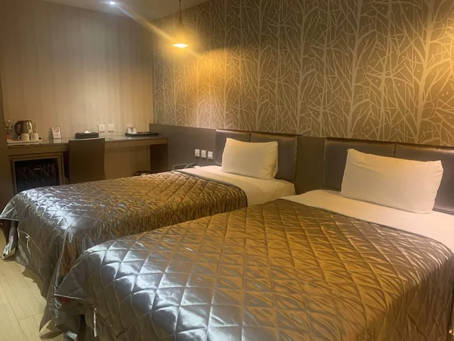 Economy, Twin Beds, No Window، Fine Hotel 1/3