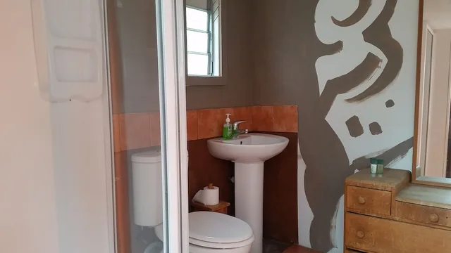 غرفة بسرير كوين بحمام مشترك، Designer Cottage 3/3