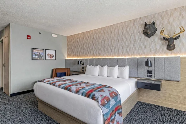 غرفة بسرير كينج، Everwild Canmore - Nordic Spa & Hotel 2/10
