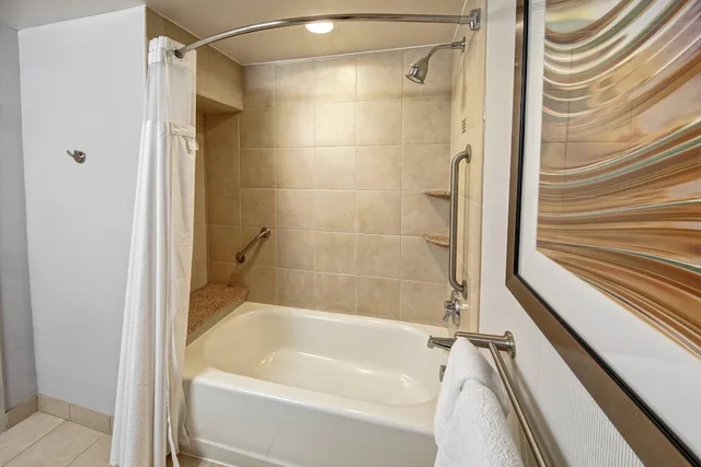 غرفة بسرير كينج مع أريكة، Courtyard by Marriott Newport News Airport 3/3