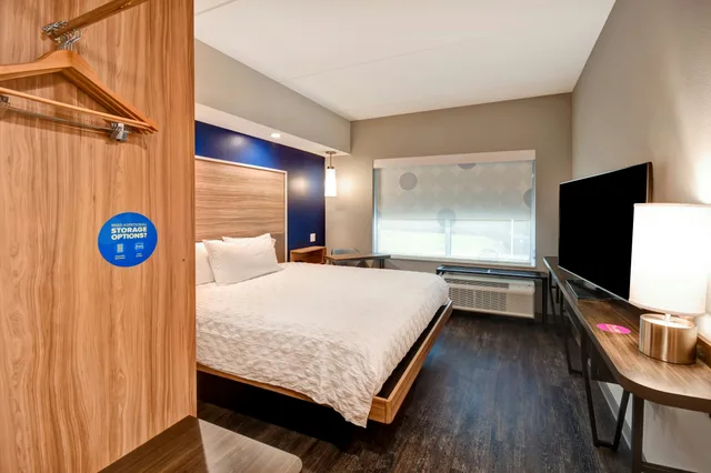 غرفة بسرير كينج لذوي الإعاقة، Tru By Hilton Raleigh Durham Airport 3/6