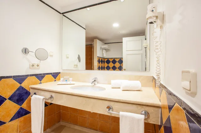 جناح بسرير مزدوج وسريرين منفصلين بشرفة، Grupotel Macarella Suites and Spa 3/3