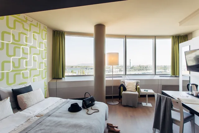 غرفة قياسية بسريرين منفصلين بإطلالة على النهر، harrys home Wien Millennium Tower 7/10