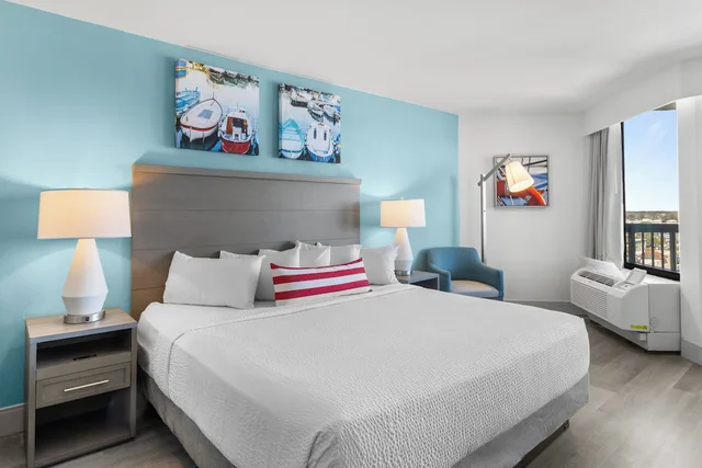 Efficiency, Pinnacle, Deluxe, King Bed, Ocean View, Compass Cove Resort 1/5