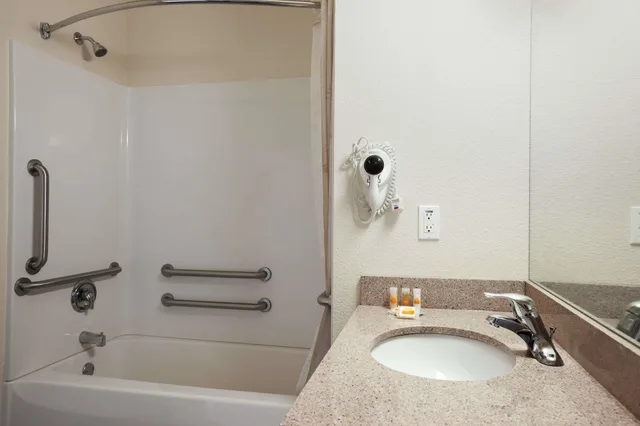جناح بسرير كينج مع أريكة، Days Inn & Suites by Wyndham Columbus NE 9/10