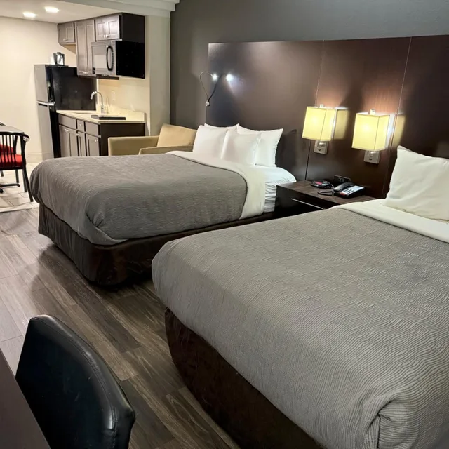 جناح بسرير كينج وسريرين مزدوجين، Quality Inn & Suites Livonia - Detroit 8/16