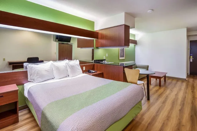 جناح بسرير كوين مع أريكة، Motel6 Dixon, CA 2/3