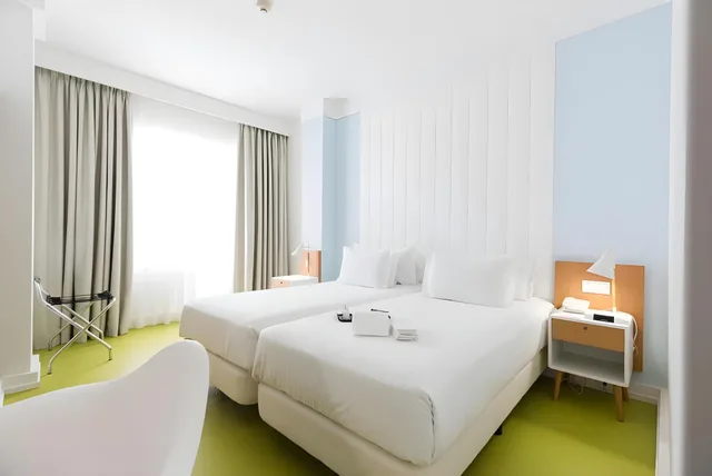 غرفة قياسية ثلاثية، Legendary Porto Hotel 1/1