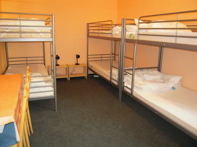 سكن مشترك مختلط بستة أسرّة بحمام مشترك، HappyGoLucky Hotel + Hostel 1/4