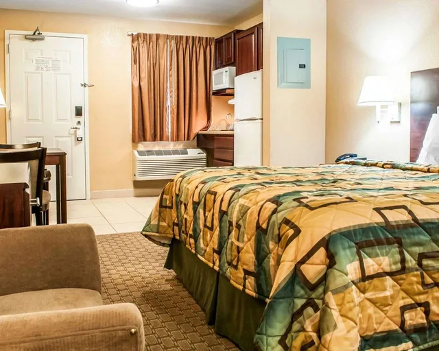 Efficiency, Queen Bed, Smoking، Suburban Studios Alamogordo 3/4