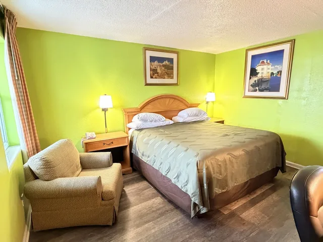 غرفة قياسية بسرير كينج للمدخنين، Highway Inn 1/2