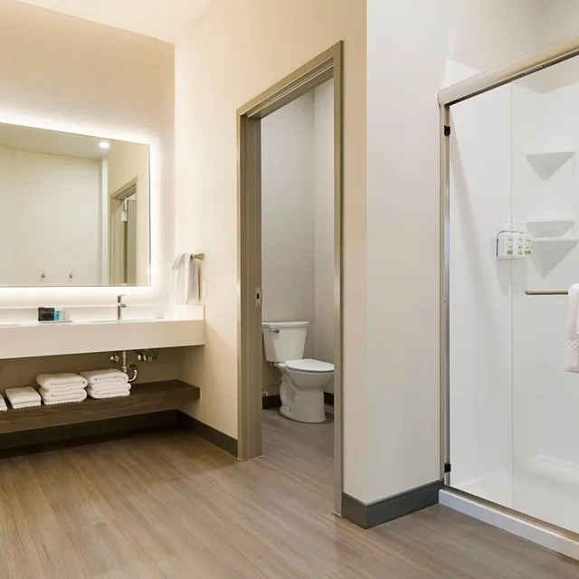 جناح سوبيريور بسرير كينج، Clubhouse Hotel Suites Sioux Falls 2/2