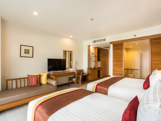 غرفة ديلوكس عائلية بسرير كينج وسرير فردي بإطلالة على المدينة، COSY BEACH HOTEL 1/2