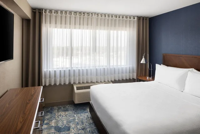 جناح بسرير كينج بغرفة نوم واحدة مع أريكة في طابق مرتفع، Four Points by Sheraton Edmonton South 1/6