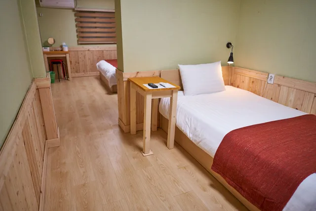 غرفة ثلاثية بسرير كوين وسرير فردي، R Guesthouse 4/10