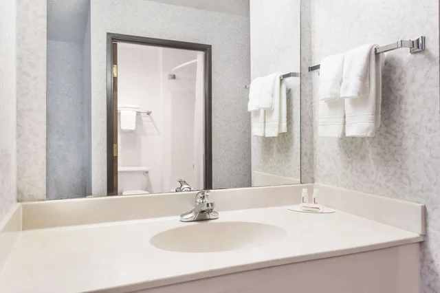 غرفة بسرير كينج لذوي الإعاقة، Days Inn By Wyndham Battlefield Rd/Hwy 65 9/10