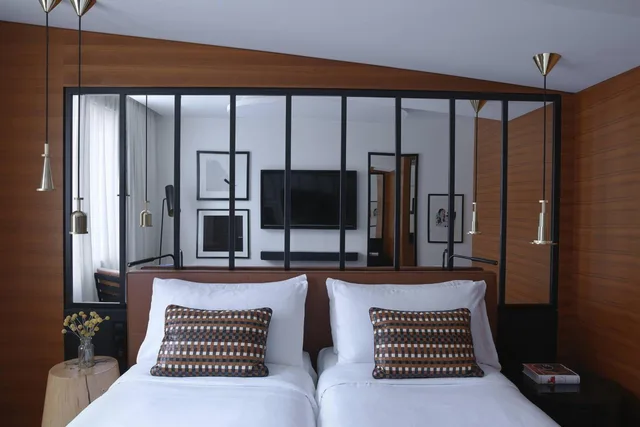 غرفة بسريرين منفصلين وسرير كينج، Renaissance Paris Republique Hotel 5/7