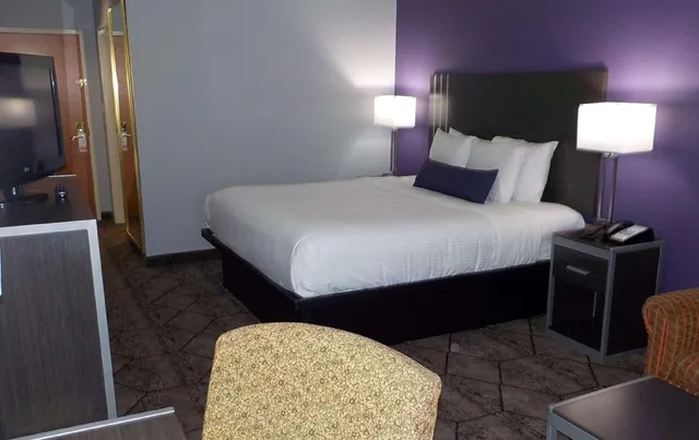 غرفة داخلية بسرير كينج، SureStay Plus Hotel by Best Western Warner Robins AFB 1/3