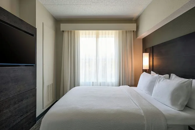 جناح بسرير كينج بغرفة نوم واحدة مع أريكة لذوي الإعاقة، Residence Inn Tallahassee Universities At the Capitol 1/5