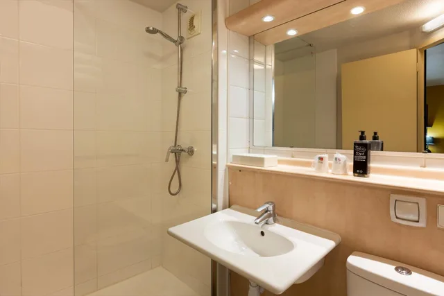 Pop, 1 Double and 1 Single Bed، Greet Hotel Villeneuve La Garenne 10/10