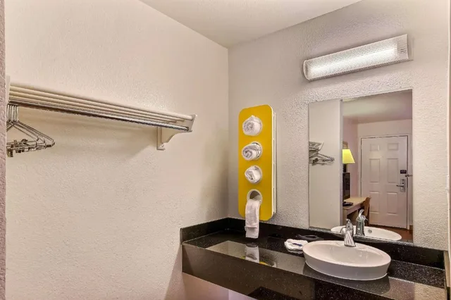 غرفة بسريرين كوين، Motel6 Pinole, CA 7/10