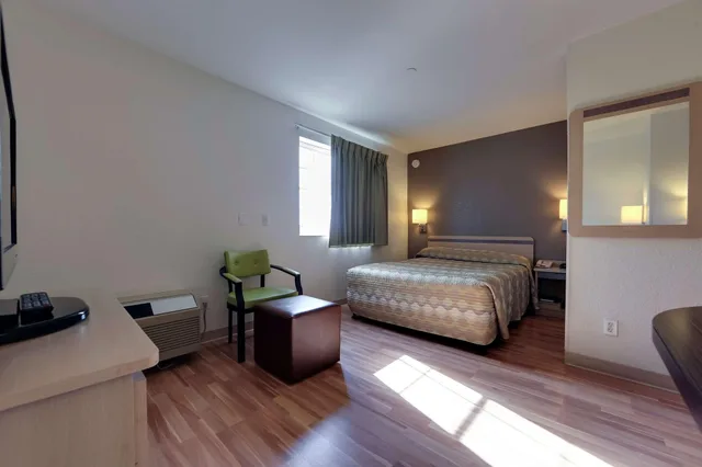 غرفة بسرير كوين، Studio6 Mississauga, ON - Toronto 2/5