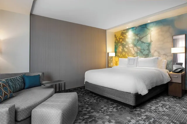 غرفة بسرير كينج مع أريكة، Courtyard By Marriott Jonesboro 1/2