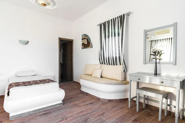 غرفة سوبيريور ثلاثية بسرير مزدوج وسرير فردي، Villa Iliovasilema Santorini 1/1