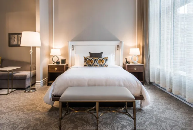 غرفة غراند ديلوكس بسرير كينج بإطلالة على الحديقة، Hotel Birks Montreal 6/8